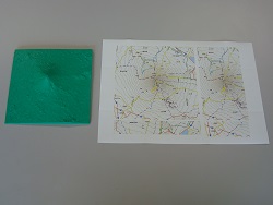 単色の立体模型と地図のシール