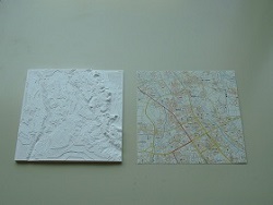 単色の立体模型と地図のシール