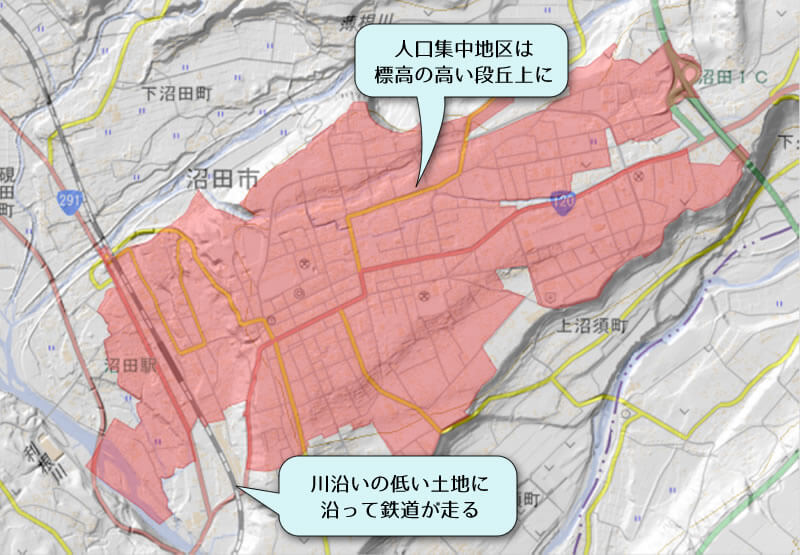 人口集中地区は標高の高い段丘上に、川沿いの低い土地に沿って鉄道が走る