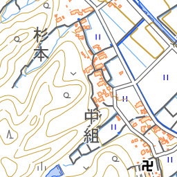 大森城の写真 本丸跡への矢印表示と横堀 攻城団