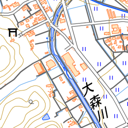 大森城の写真 本丸跡への矢印表示と横堀 攻城団